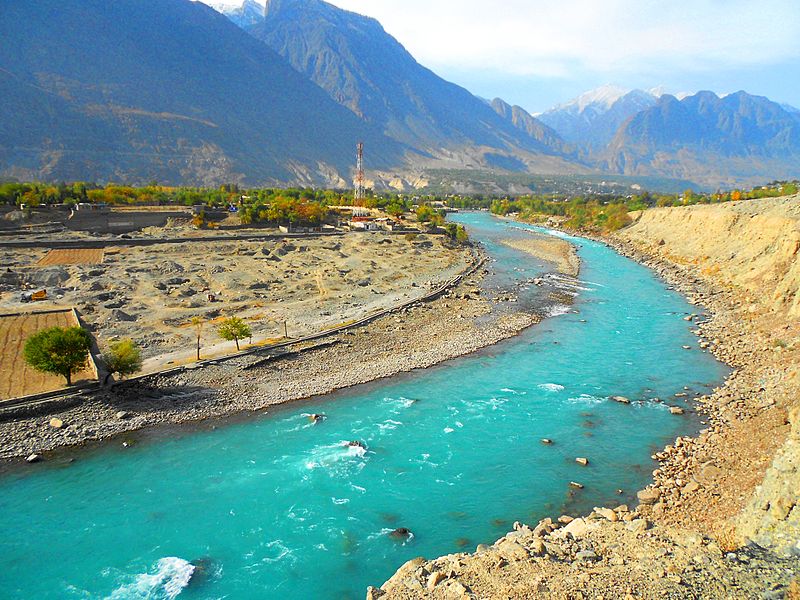 800px-River_Gilgit_and_the_Gilgit_City