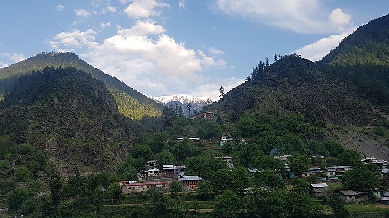 Neelum_Valley_Mountains_Athmuqam