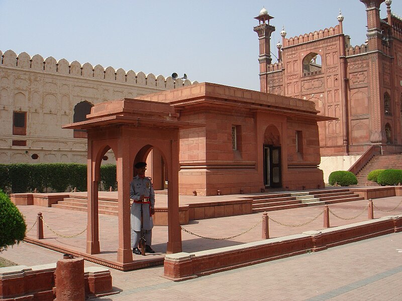 Tomb_of_Allama_Iqbal_next_to_Badshahi_Mosque_main_entrance